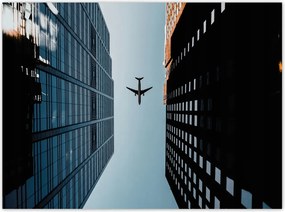Poszterek 135x100 Repülőgép az épületek között