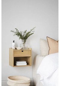 Natúr színű tölgyfa függő-polcokkal éjjeliszekrény Hillmond – Rowico