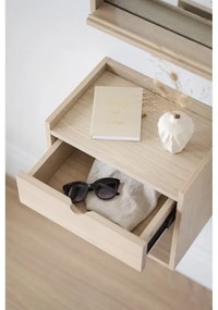 Natúr színű tölgyfa függő-polcokkal éjjeliszekrény Hillmond – Rowico