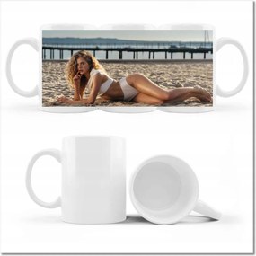 Nyomott mintás bögre Fiatal hölgy a tengerparton