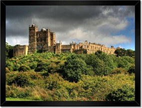 Poszterek keretben 40x30 Kastély a sötét esőfelhők hátterében