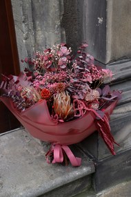 Bordó csokor egzotikus növényekből, csokor vázába, csokor ajándékba