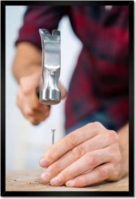 Poszterek keretben 40x60 Szögek beverése a deszkába