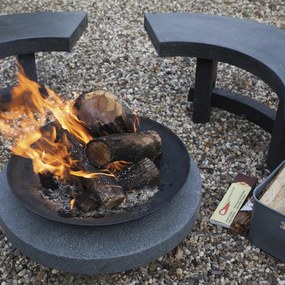 Öntöttvas tűzrakó tál kör alakú terrazzo gránit lapon, 59 cm átmérőjű