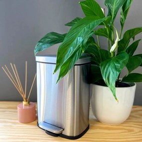 Matt ezüstszínű acél pedálos szemetes 5 l Akira – Spirella