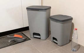 CURVER ESSENTIALS pedálos szemetes 40L, antracit/szürke 225359 (00760-686)