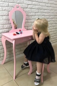 Rózsaszín gyermek fésülködőasztal székkel