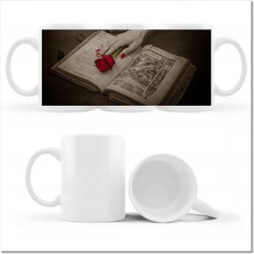 Piros rózsa mintás bögre a könyvön