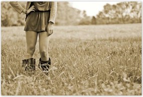 Poszterek 200x135 Lány a réten Sephia