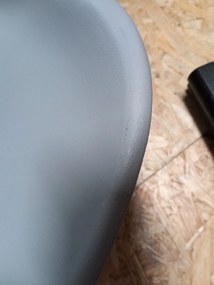 AKCIÓ Világosszürke BALI MARK szék fekete lábakkal II. osztályú