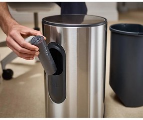 Fényes ezüstszínű rozsdamentes acél pedálos szemetes 10 l Arc – Joseph Joseph