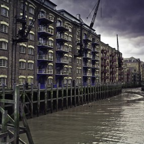 Poszter 30x30cm Járda az épület mellett a folyóban, Assaf Frank