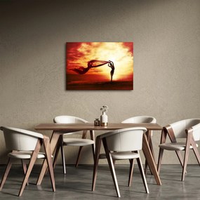 Kép - egy nő sziluettje a naplementében (70x50 cm)