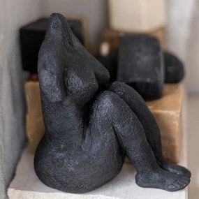 Poligyanta szobor (magasság 14 cm) Sitting Woman – Mette Ditmer Denmark