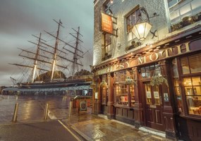 Poszter 100x70cm Cutty Sark és a kocsma Gipsy Moth, Assaf Frank