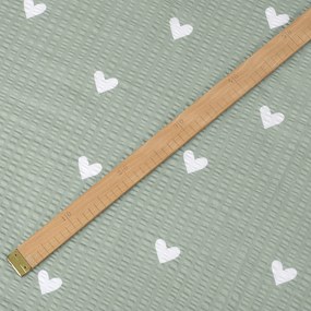 Goldea pamut krepp anyag - szívecskék, zsálya színű alapon 160 cm