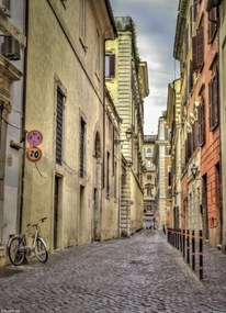 Poszter 20,5x28,4cm Keskeny utca régi épületek között Rómában, Assaf Fra
