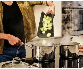 Vágódeszka 21x38 cm Chop2Pot – Joseph Joseph