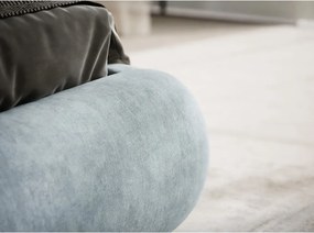 Világoskék kárpitozott ágyneműtartós franciaágy ágyráccsal 140x200 cm Maumere – Maison de Rêve