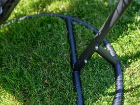 Fekete függőszék KOKON állvánnyal, világos párna