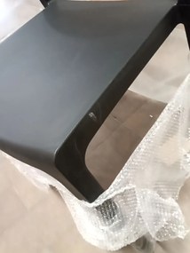 AKCIÓ Fekete műanyag szék PAGI II. osztály