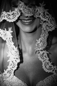 Művészeti fotózás Smiling bride under the elegant translucent veil, Victor Dyomin, (26.7 x 40 cm)