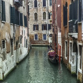 Poszter 20x20cm Keskeny csatorna régi épületeken át, Assaf Frank