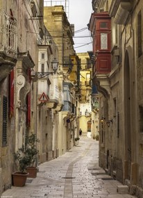 Poszter 20,5x28,4cm Keskeny utca a hagyományos máltai házak között Birban
