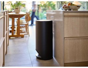 Matt fekete fém pedálos szemetes 30 l Arc – Joseph Joseph