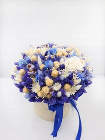 Sötétkék szárított virágcsokor bézs dobozban, örök rózsák