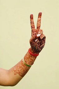 Művészeti fotózás Close-up of a woman's hand with a peace sign, photosindia, (26.7 x 40 cm)