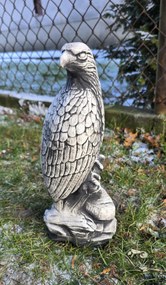 Beton figura Sólyom sas figura kerti beton díszek