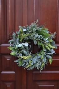 Karácsonyi Koszorú Nemes Jelzőből És Eukaliptuszból, 30 cm-es koszorú