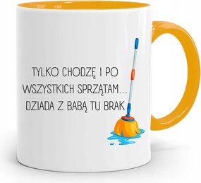 Sárga Bögre Anyukáknak Csak Sétálok És Takarítok fényképes nyomattal