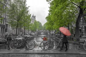 Poszter 91,5x61cm Nő esernyővel a csatorna felett, Assaf Frank