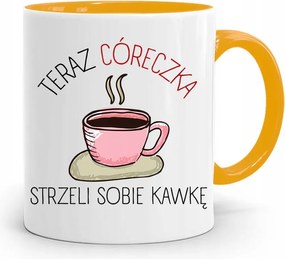 Sárga Bögre A Lányának Most A Kislánya Lő Egy Kávét fényképes nyomtatással