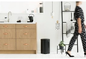 Matt fekete acél pedálos szemetes 20 l NewIcon – Brabantia