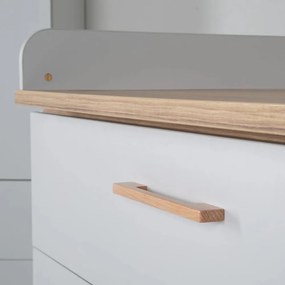 Világosszürke alacsony gyerek komód pelenkázó feltéttel tölgyfa dekorral 117x104 cm Caro – Roba