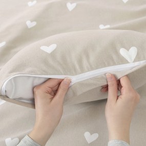 Goldea flanel párnahuzat - szívecskék, latte színű alapon 40 x 40 cm
