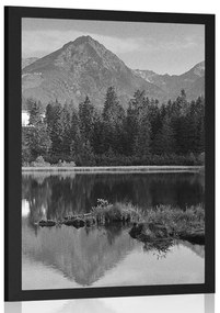 Poszter gyönyörű panoráma a hegyekre a tó mellett fekete-fehérben