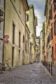 Poszter 20x30cm Keskeny utca régi épületek között Rómában, Assaf Frank