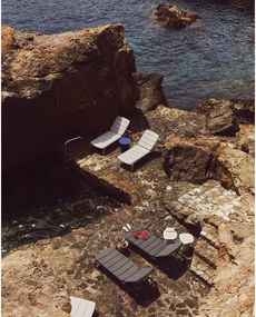 Fekete fém kerti napozóágy Marcona – Kave Home