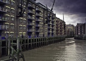 Poszter 42x29,7cm Járda az épület mellett a folyóban, Assaf Frank