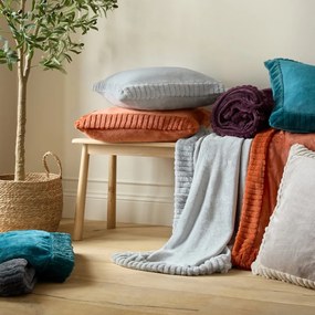 Mikroplüss díszpárna 55x55 cm Velvet and Faux Fur – Catherine Lansfield