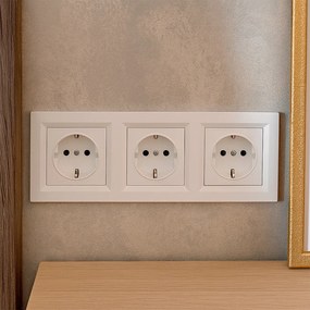 Nova III három földelt csatlakozóaljzat dugalj 16A 250V fehér kerettel