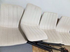 AKCIÓ Bézs bársonyos szék LAVA fekete lábakkal II. osztály