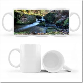 Fényképes bögre Kéz a hegyekben sziklák és fák között