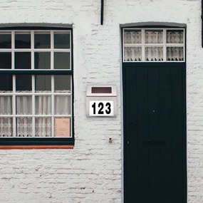 Napelemes lámpa házszámmal