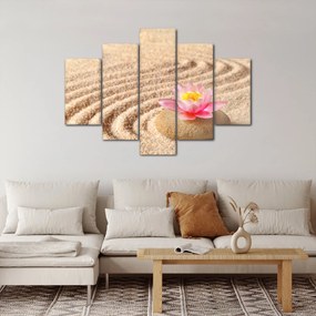 Egy kő, virággal a homokban képe (150x105 cm)