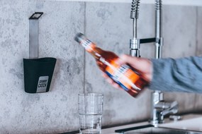 Nástěnný otvírák s kapsou na víčka JOHNNY CATCH CUP - Höfats